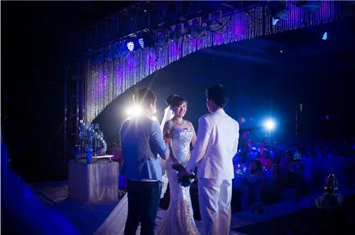 婚礼摄影跟拍价格 结婚当天摄影师跟拍多少钱一天