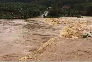 湖北宜昌暴雨引山洪,多车沿山路漂流而下,突发山洪该如何自救?