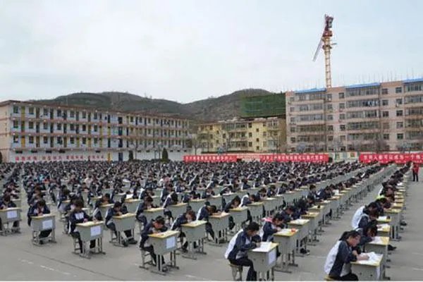 中学组织学生露天考试,这算是一种新型的考试形式吗?