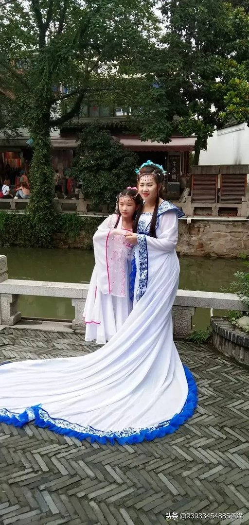 人像摄影中,你认为旗袍与汉服哪个更能拍出中国女人的韵味?你喜欢拍哪一种服装?