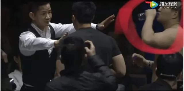 中国拳手杨建平遭日本拳王吐口水,一脚踢翻日本教练,该不该?