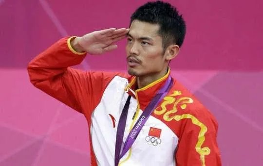 林丹装路人打球,却遭大叔嫌弃,看到这一幕你想说什么?
