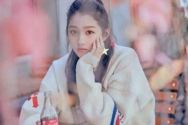 关晓彤录视频窗帘跟鹿晗同款,两个人真的同居了吗?