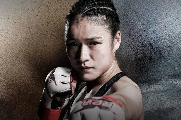 张伟丽血拼乔安娜卫冕成功,这场比赛为何被称为史上最佳女子对决?