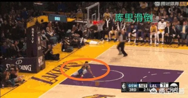 扣篮真的难,库里暴扣被吹无效,记者调侃:在裁判那库里扣篮永不会发生,你怎么看?