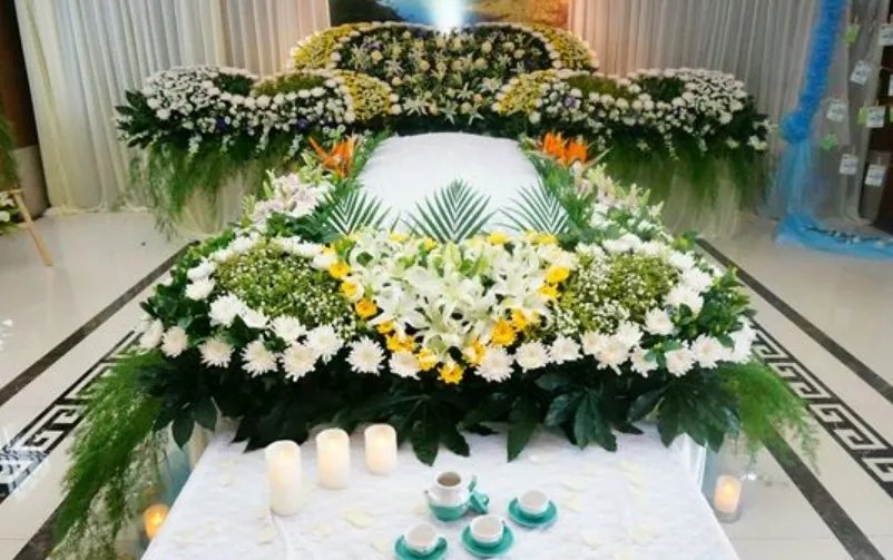 大妈殡仪馆前跳广场舞送别老人,跳舞就跳了为何要播《好日子》?
