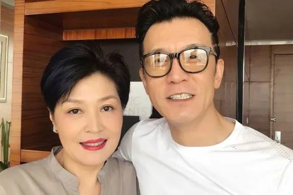 网友:这个女人家世真的不简单,哈文究竟有何强大家庭背景?