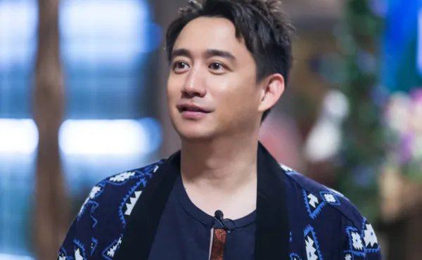 黄磊直言后悔生下三胎儿子,46岁的巨大年龄差引发怎样的共鸣?