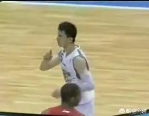 麦迪在CBA打球时,为什么吉喆会对着他摇手指羞辱?