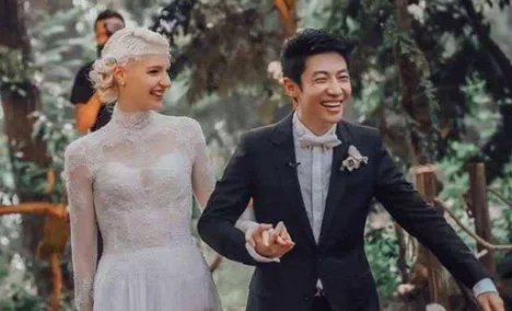 撒贝宁升级当爸爸,何炅提着礼物去看孩子,撒贝宁当时是怎么做的?