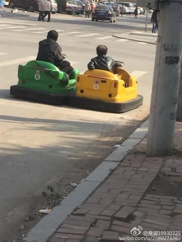 厉害了!沈阳两大叔开碰碰车上路:与汽车并行等红灯