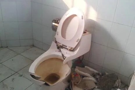 女子上厕所马桶爆裂,使用马桶也会有风险吗?