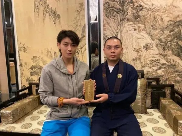 黄子韬在父亲去世后的首次现身,是什么样的状态呢?