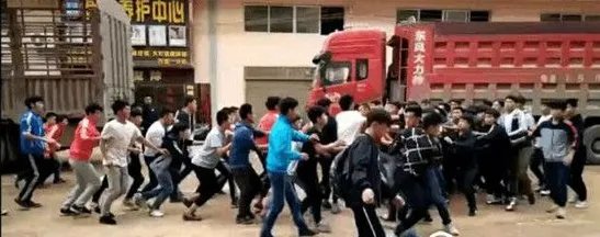 50名中学生群殴是怎么回事?