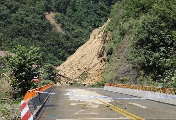 陕西一地山体滑坡土石树木倾泻而下,绵延2公里,是否有造成伤亡情况?