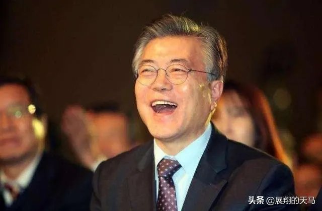 特朗普最后的退让，韩国保护费降到13亿美元，文在寅坚决说不刚到底，对此你怎么看？