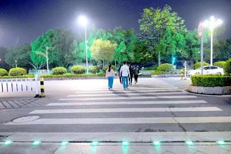 广州现地上红绿灯,地上红绿灯是否会普及到各大城市呢?