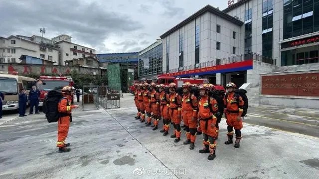 泸定地震山体塌方致2伤 房屋坍塌有人被压