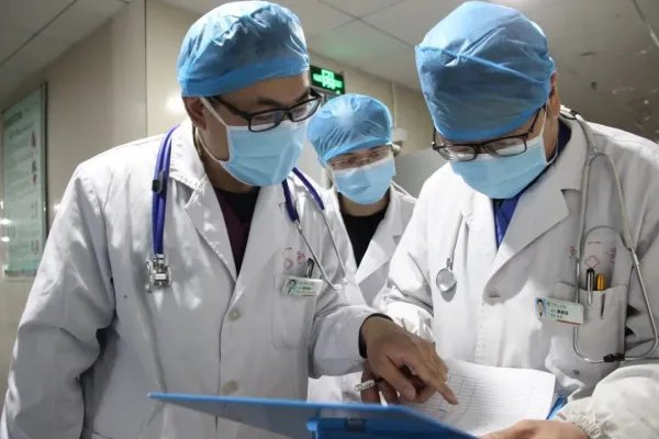 张涵予、袁泉、朱亚文、易烊千玺携手,《中国医生》展现了哪些感人事迹?