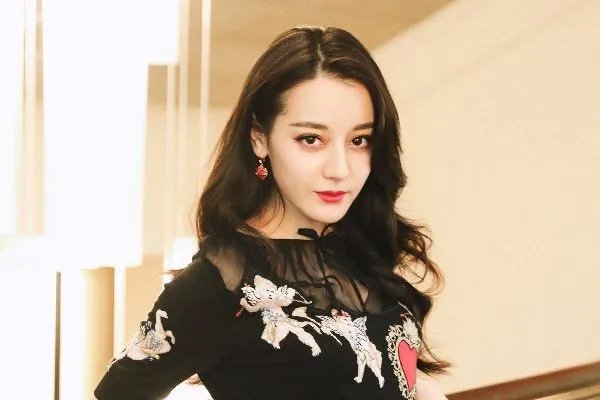 女子花费百万整容成为刘亦菲,娱乐圈有哪些行走的整容模板?