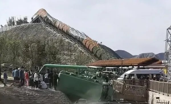 兰州野生动物园的一辆观光车侧翻,多人掉下深沟,目前救援情况如何?