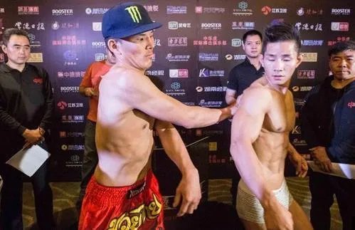 中国拳手杨建平遭日本拳王吐口水,一脚踢翻日本教练,该不该?