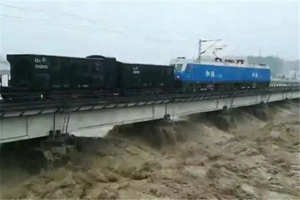 四川8100吨重车压梁应对洪峰过境,压梁是什么原理?