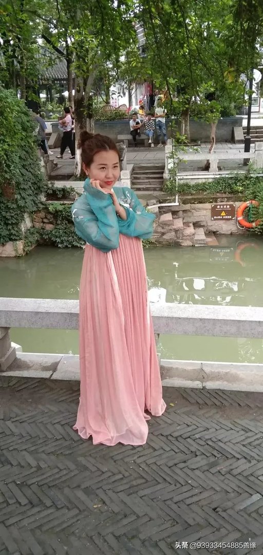 人像摄影中,你认为旗袍与汉服哪个更能拍出中国女人的韵味?你喜欢拍哪一种服装?