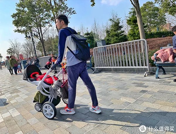 “蒋劲夫”同款?无限续航+全套装备的LACOSTE INFINI-T背包,让你成为最神气的奶爸!