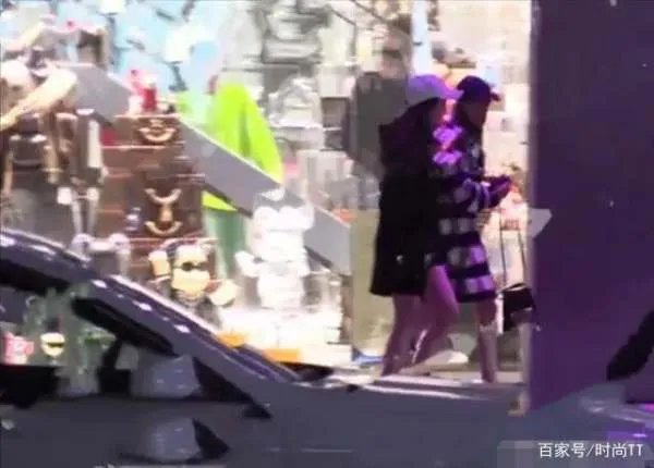 王菲女儿李嫣术后治疗好兔唇,长得像年轻王菲,惊艳众人,你认为呢?