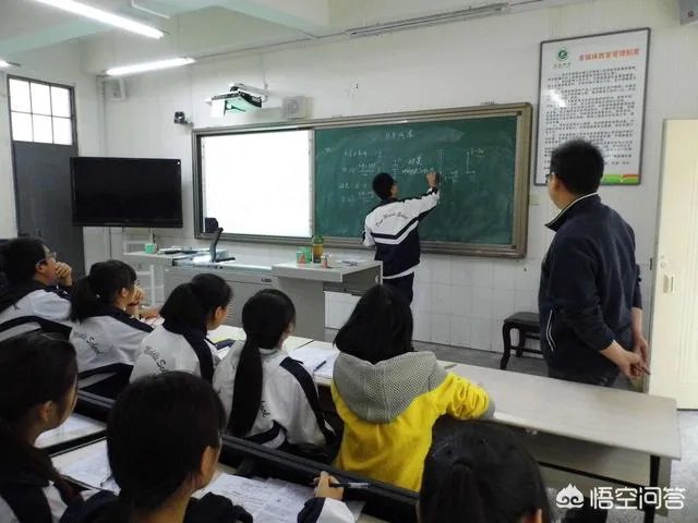 最近深圳名师胡红梅因为学术抄袭在网上很火,网友们怎么看她的成名之路呢?
