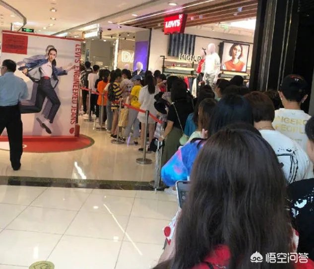 歌手薛之谦服装店开业,一小时店铺被粉丝买空,明星赚钱为什么这么容易?