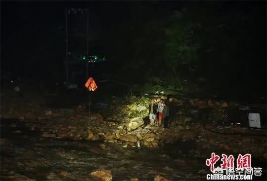 十堰:三人遭洪水围困,无人机辅助救援, 你怎么看?