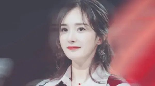 杨幂当众挖鼻孔是怎么回事?