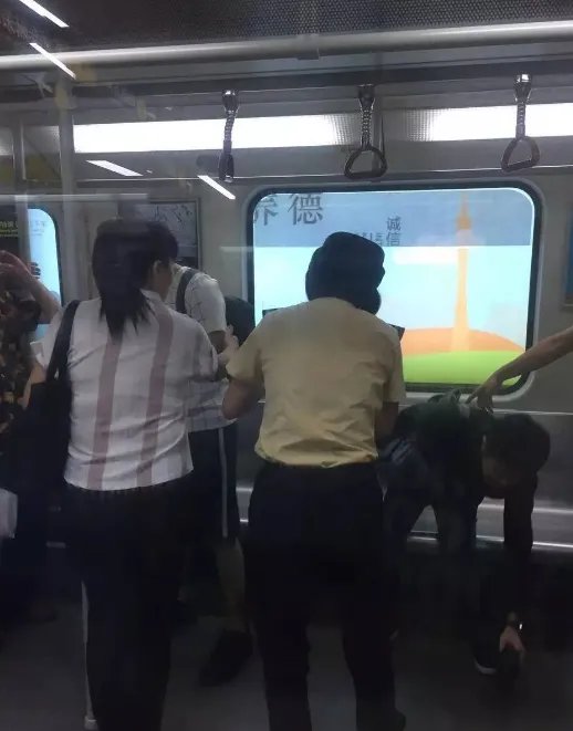 上海一男一女地铁互殴均被刑拘，双方引发争执的原因是什么？