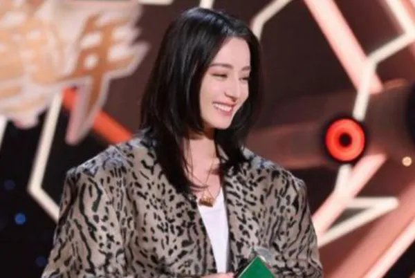 迪丽热巴09年毕业合照曝光 扎着马尾清纯十足