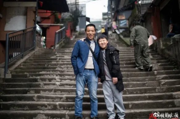小姐姐在超市没穿裤子好刺激 囧图妹子衣服被撕开了
