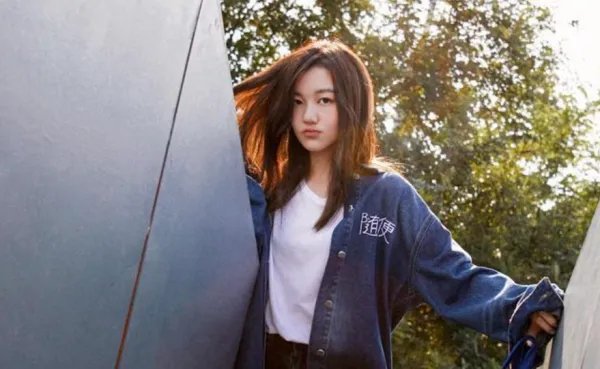 王菲女儿李嫣术后治疗好兔唇,长得像年轻王菲,惊艳众人,你认为呢?