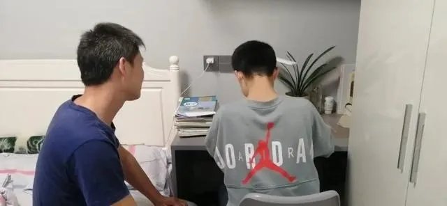 疫情时期，一位中学班主任在班级群发的道歉信，看了你有何想法？