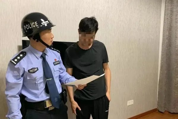 丈夫回应持刀质问躲衣柜男子一事,事情的真相究竟是什么?