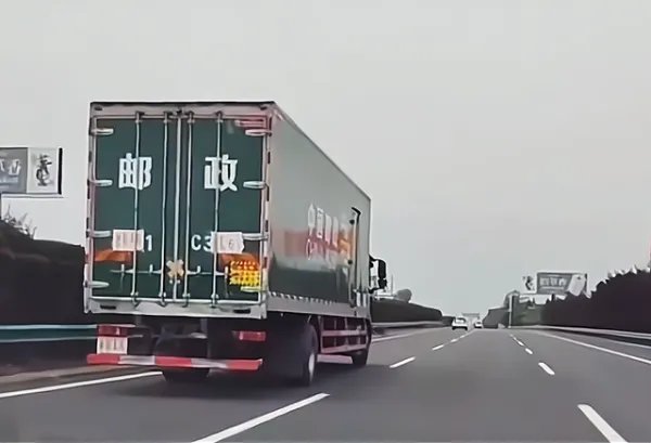 高考试卷是什么时候运到各考场的？是通过什么方式运送的？