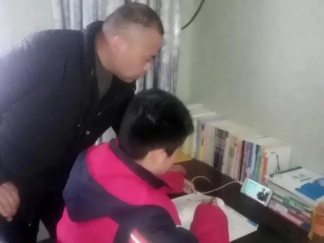 疫情时期，一位中学班主任在班级群发的道歉信，看了你有何想法？