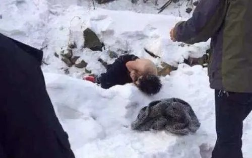 60岁老太醉倒雪地冻僵无人搀扶 民警雪中送炭化险为夷!