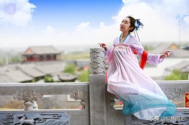 人像摄影中,你认为旗袍与汉服哪个更能拍出中国女人的韵味?你喜欢拍哪一种服装?