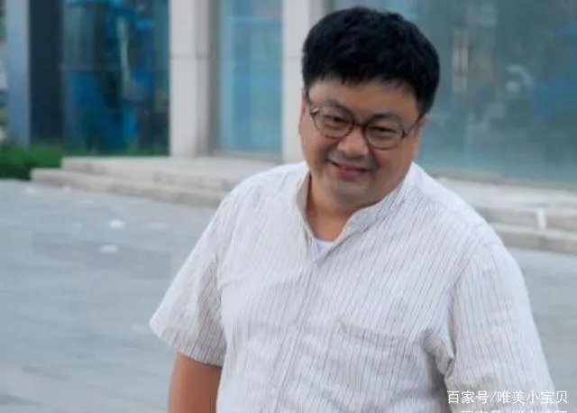 炊事班“洪班长”,现已55岁与妻子恩爱20多年,洪剑涛现况如何?