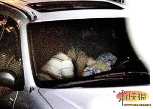 出租车内车震司机旁观全过程 盘点娱乐圈车震门