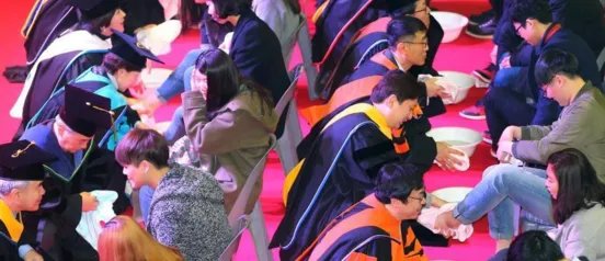 为什么韩国大学校长教授为新生洗脚?