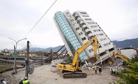 被“秒倒”的云翠大楼出现毁灭性倒塌的原因是什么?