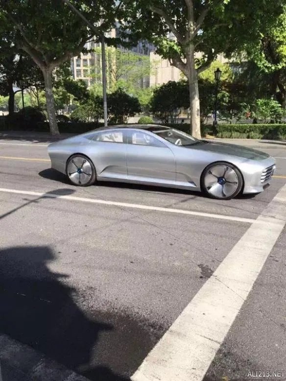 奔驰IAA无人驾驶概念车惊现上海 造型科幻遭强势围观