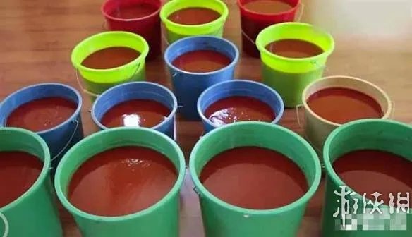 这酸爽简直要上天啊!国外小伙用1250瓶辣椒酱泡澡